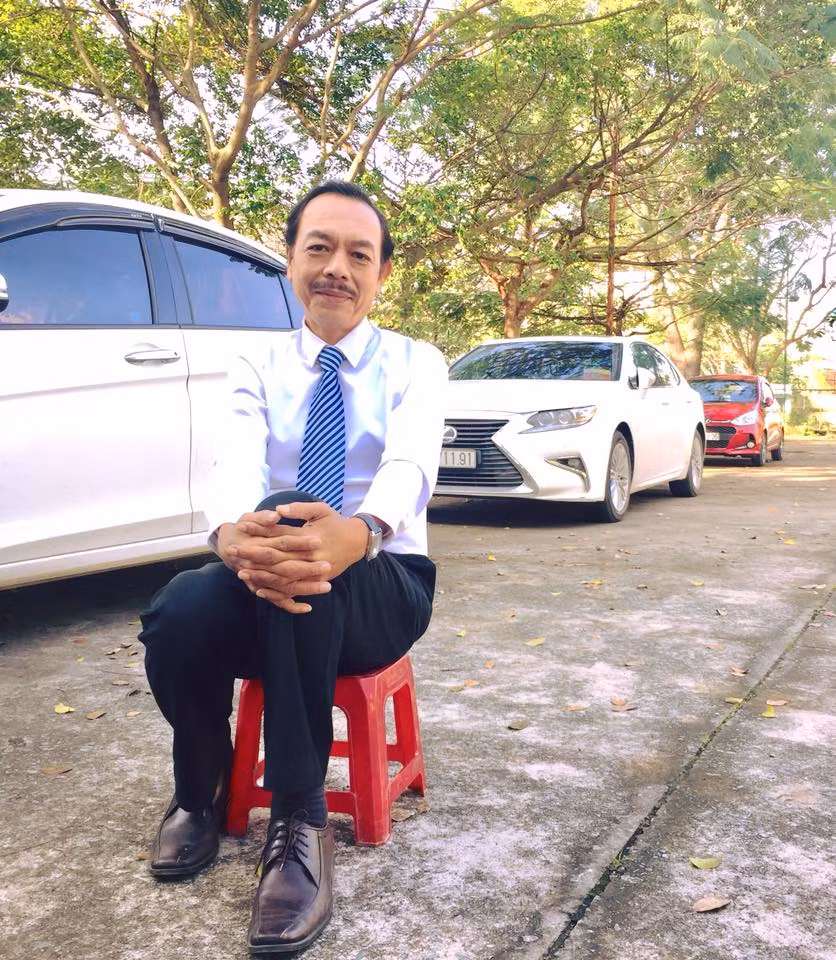 "Ai nói đóng phim không đủ sống??? Anh ấy sau bao năm làm việc cũng đã sắm cho mình một con đỏ để nó luôn gắn với ảnh khi đến hiện trường. Vậy mà ảnh không vui !? ... Ảnh tham quá chăng ??? Không phải vậy đâu, nói vậy tội nghiệp ảnh. Lý do ảnh không vui là vì con đỏ về đội của ảnh là cái ghế ảnh đang ngồi chớ hổng phải con đỏ với hai con trắng 4 bánh ở sau lưng!!!", Thanh Hoàng chia sẻ một chút tâm trạng trong một ngày quay phim.