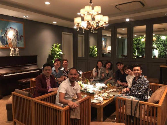 Đây có lẽ là lần đầu tiên lộ ảnh chụp chung ở khoảng cách khá gần nhau của Bảo Anh và Hồ Quang Hiếu sau khi chia tay.