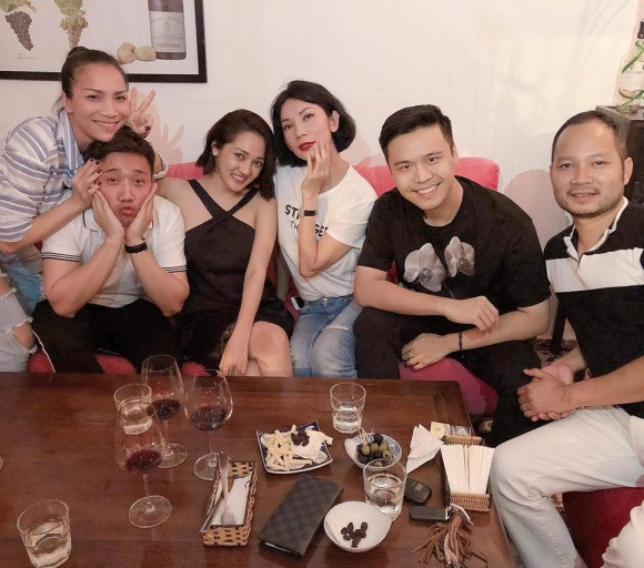 Cả Bảo Anh và Hồ Quang Hiếu đều có mối quan hệ thân thiết với vợ chồng Hồng Ngọc.