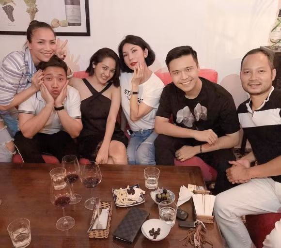 Cả Bảo Anh và Hồ Quang Hiếu đều có mối quan hệ thân thiết với vợ chồng Hồng Ngọc.