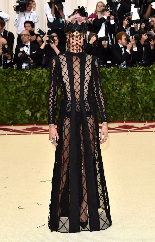 Mỹ nhân đa tài của Hollywood - Cara Delevingne xuất hiện trong trang phục thiết kế lạ mắt và đầy bí ẩn. Nguồn: The Sun.