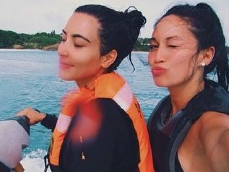 Kim Kardashian đi du lịch vòng quanh thế giới và thường xuyên bỏ lại con của mình ở nhà.