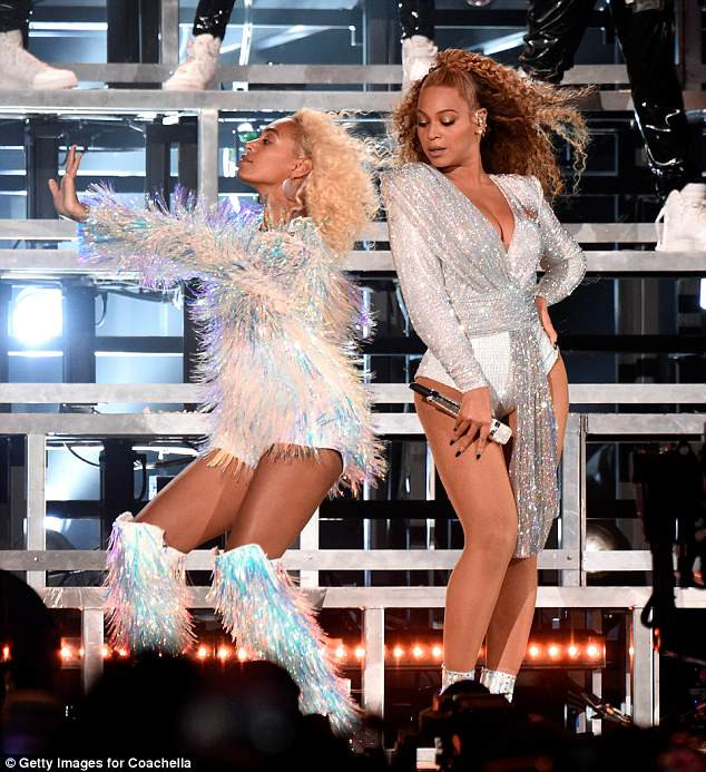 Tại sự kiện, Beyonce còn biểu diễn cùng em gái và gặp sự cố đáng nhớ. Bức ảnh chụp lại khoảnh khắc ngay trước khi em gái Beyonce ngã do nhảy với giày cao gót.