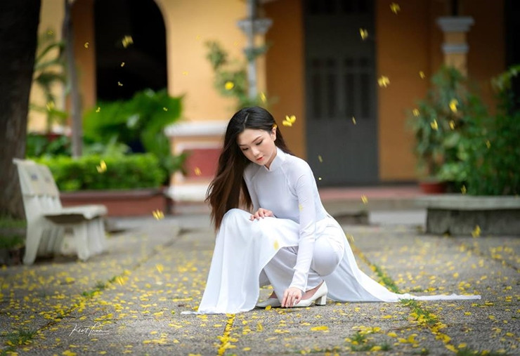 Không chỉ xinh đẹp, nữ sinh 18 tuổi này còn là một cô gái đa tài, yêu thơ ca, thích nghệ thuật và đặc biệt là học giỏi Văn. Cô bạn từng đạt được nhiều giải thưởng về Văn hay chữ đẹp cũng như Học sinh giỏi Văn cấp quận, thành phố.