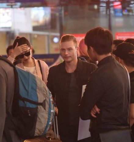 Khi được hỏi về mối quan hệ này, cả nàng á hậu và chàng Tây đều không lên tiếng.