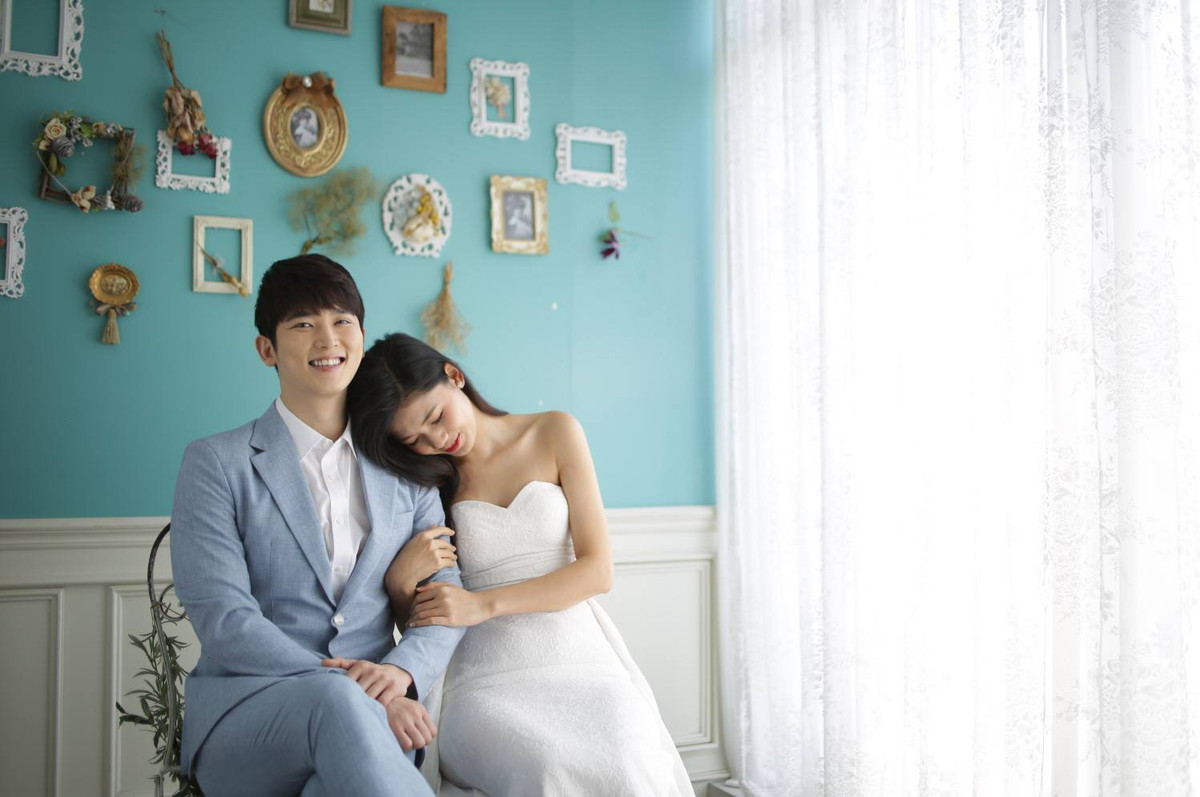 Thời điểm vướng tin đồn kết hôn với đại gia giấu mặt, Á hậu Thanh Tú bất ngờ tung ảnh cưới với "chàng rể quốc dân" Shin Hyun Woo khiến nhiều người nghi ngờ họ đang hẹn hò.