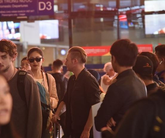 Đầu tháng 2 năm nay, Á hậu Thanh Tú cũng vướng nghi vấn hẹn hò ca sĩ Kyo York. Cả hai bị bắt gặp khá thân thiết khi xuất hiện ở cổng sân bay Tân Sơn Nhất. Ảnh: Yan News.