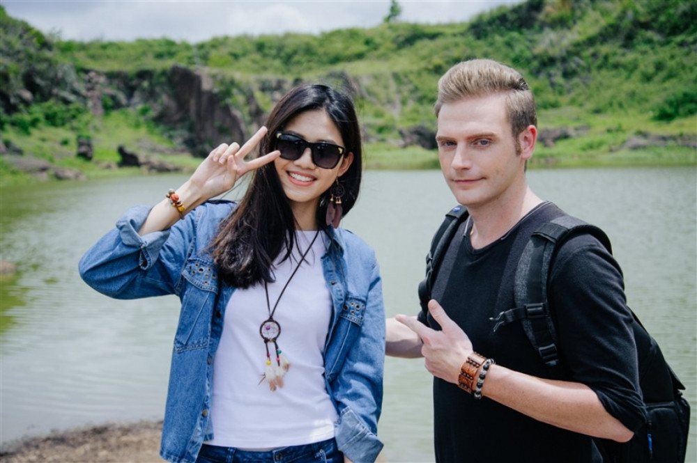 Nữ BTV của VTV và Kyo York có nhiều cơ hội làm việc cùng nhau. Vì mối quan hệ thân thiết như thế nên họ coi nhau là bạn bè, giúp đỡ nhau trong công việc. Ảnh: FBNV.