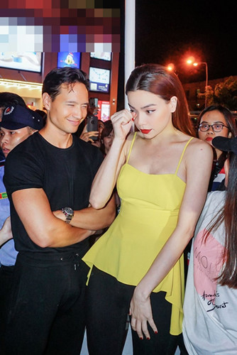 Tối 29/7 vừa qua, cặp "trai tài gái sắc" đập tan tin đồn chia tay khi sánh đôi tình tứ giữa đông đảo người hâm mộ tại sự kiện khá lớn ở Bạc Liêu.