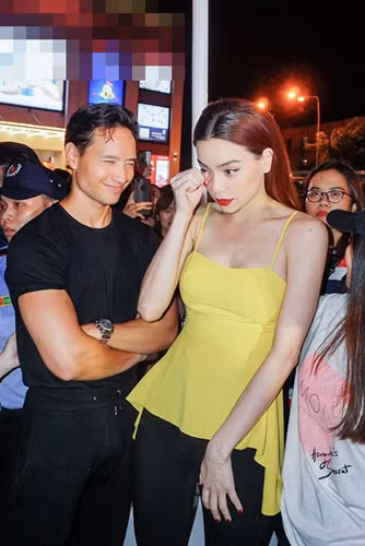 Tối 29/7 vừa qua, cặp "trai tài gái sắc" đập tan tin đồn chia tay khi sánh đôi tình tứ giữa đông đảo người hâm mộ tại sự kiện khá lớn ở Bạc Liêu.