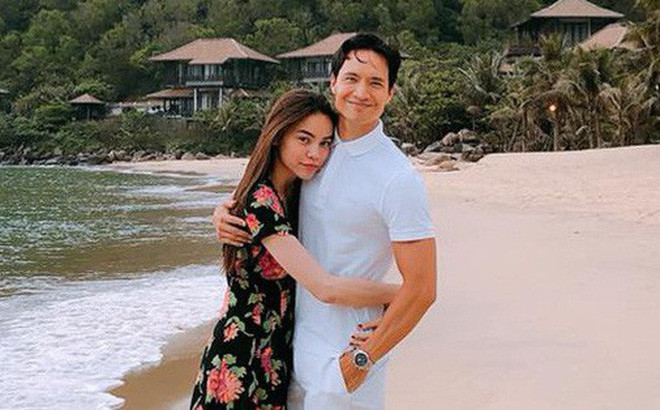 Liên quan đến Hà Hồ, diễn viên Kim Lý cũng trở thành nhân vật tiếp theo nhận được sự quan tâm đặc biệt của truyền thông và công chúng suốt 1 năm qua. Anh còn từng bày tỏ "muốn có con với Hồ Ngọc Hà".