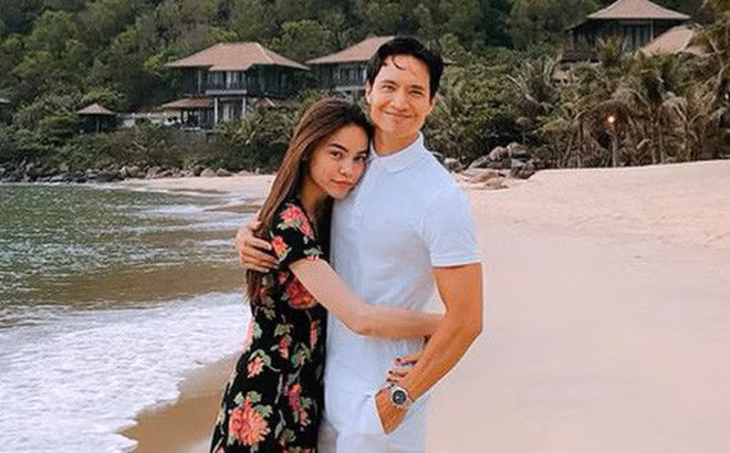 Liên quan đến Hà Hồ, diễn viên Kim Lý cũng trở thành nhân vật tiếp theo nhận được sự quan tâm đặc biệt của truyền thông và công chúng suốt 1 năm qua. Anh còn từng bày tỏ "muốn có con với Hồ Ngọc Hà".