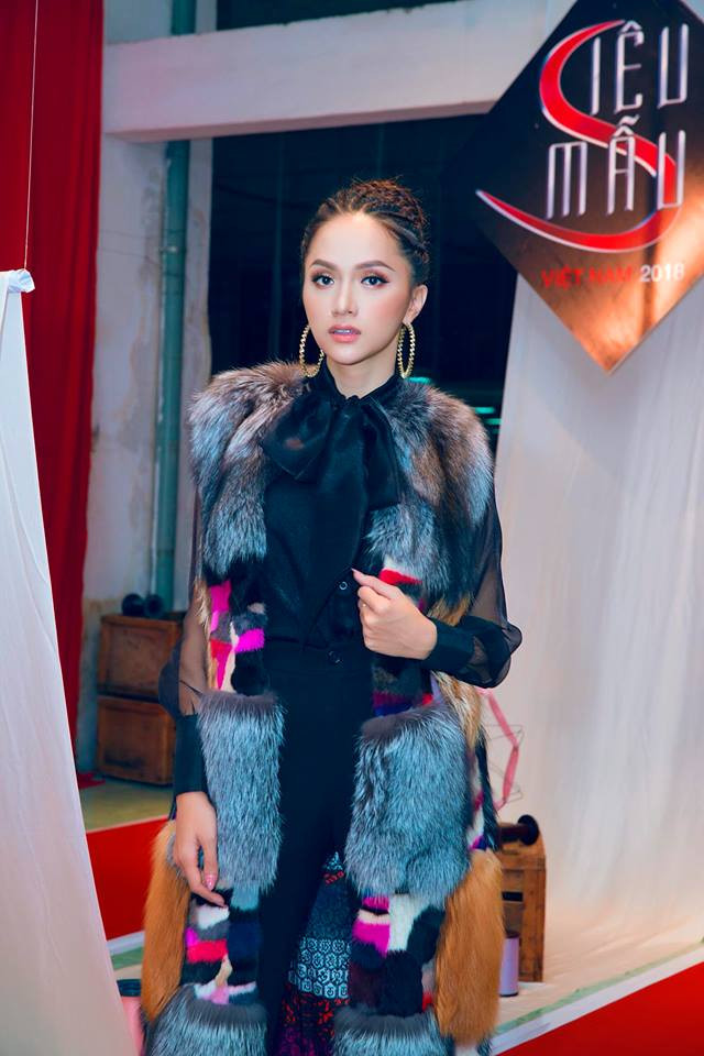 Chiếc áo lông vô cùng tinh xảo của NTK Nguyễn Công Trí cùng kiểu tóc cá tính đã mang lại vẻ ngoài sang chảnh và đầy quyền lực cho nữ HLV siêu mẫu.