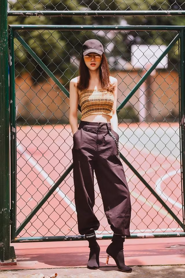 Chung kết cuộc thi Siêu mẫu Việt Nam 2018 kết thúc vào tối qua với giải Vàng Siêu mẫu Việt Nam 2018 thuộc về thí sinh Bùi Quỳnh Hoa của đội HLV Hương Giang. Đến với cuộc thi năm nay với vai trò là một HLV, Hương Giang đã thể hiện được khả năng và bản lĩnh thông qua phong cách thời trang đẳng cấp. Ảnh: FBNV.