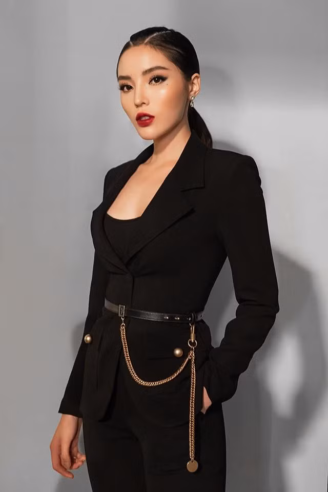 Hoa hậu Kỳ Duyên - đối thủ của Hương Giang trên ghế nóng của cuộc thi năm nay cũng thể hiện phong cách thời trang đẳng cấp không hề thua kém. Ảnh: FBNV.