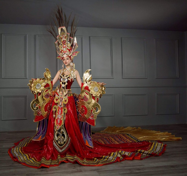 Quoc phuc thi hoa hau quoc te: Pha cach den dau la vua?-Hinh-2