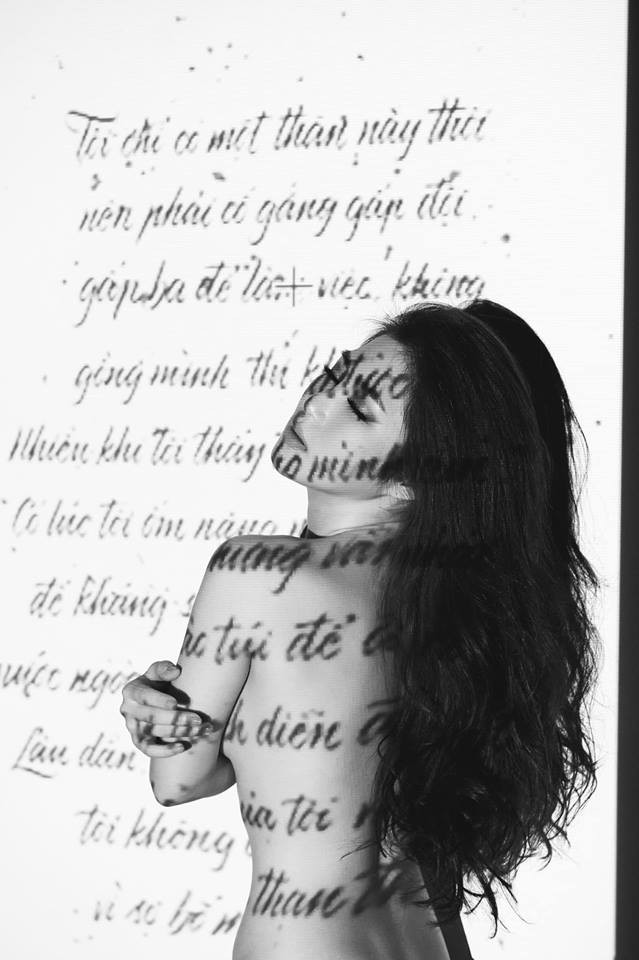 Trên dòng chữ phản chiếu lên cơ thể trong bức ảnh bán nude của Hương Tràm, cô gửi gắm lời tâm sự: "Tôi chỉ có một thân một mình này thôi nên phải cố gắng gấp đôi, gấp ba để làm việc, không gồng mình thì không được. Nhiều khi tôi thấy tội cho mình lắm...