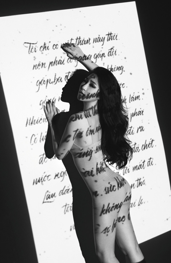 ... Có lúc tôi ốm nặng nhưng vẫn phải để kháng sinh vào túi để đi ra nước ngoài hát vì lịch diễn đã chốt. Lâu dần, sức khỏe của tôi mất đi, tôi không dám than thở vì sợ bố mẹ ở xa lại lo".