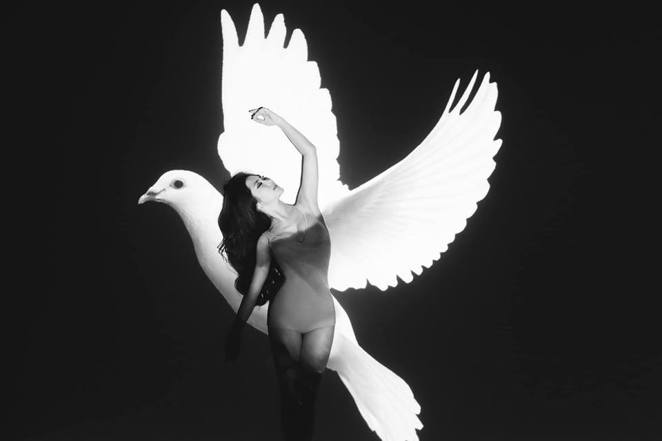 Mới đây, Hương Tràm khiến các fan bất ngờ khi đăng tải loạt ảnh nghệ thuật đen trắng tạo dáng mềm mại theo hình chú chim bồ câu, trong đó có tấm hình cô bán nude khoe lưng trần và đường cong cơ thể gợi cảm.