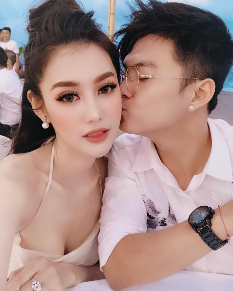 Linh Chi - Lâm Vinh Hải là cặp đôi "hứng gạch đá" nhiều nhất sau khi công khai chuyện tình cảm. Chân dài Venus một thời còn bị tố là người thứ 3 phá vỡ hôn nhân của Lâm Vinh Hải - Lý Phương Châu.