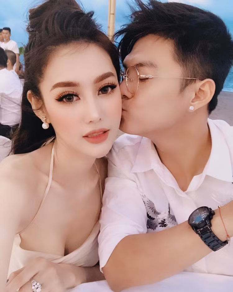 Linh Chi - Lâm Vinh Hải là cặp đôi "hứng gạch đá" nhiều nhất sau khi công khai chuyện tình cảm. Chân dài Venus một thời còn bị tố là người thứ 3 phá vỡ hôn nhân của Lâm Vinh Hải - Lý Phương Châu.