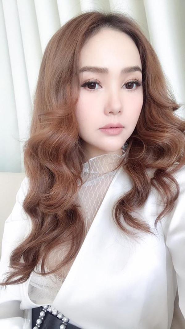 Không lâu sau đó, diễn viên "Sắc đẹp ngàn cân" đăng một tấm ảnh selfie với gương mặt cân đối lên trang cá nhân như muốn chứng minh không phẫu thuật thẩm mỹ.