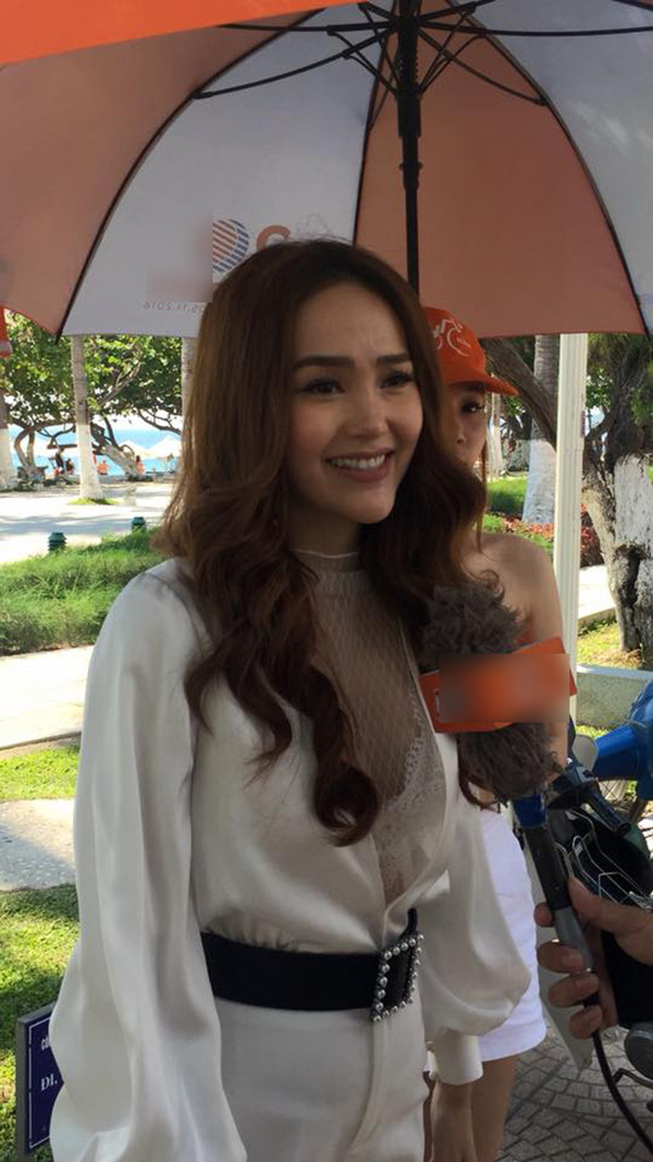 Nhưng cô không thể "giải oan" bởi ngay sau đó, một người hâm mộ đã đăng tải bức hình chụp Minh Hằng lộ rõ phần cằm bất thường.