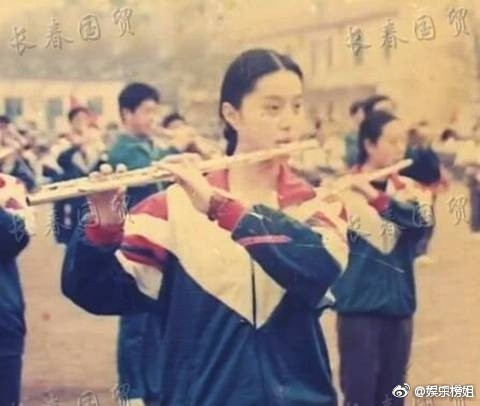 Sớm bộc lộ tài năng thiên bẩm niên từ nhỏ, mỹ nhân họ Phạm đã được cha mẹ đầu tư cho học piano, sáo, múa... Năm 1996, khi chưa đầy 15 tuổi, cô được đặc cách vào học Trường nghệ thuật Tạ Tấn Hằng ở Thượng Hải.