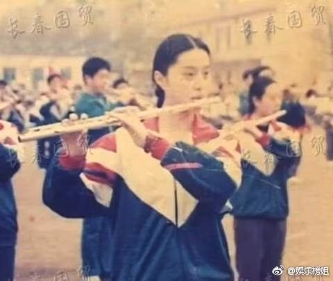 Sớm bộc lộ tài năng thiên bẩm niên từ nhỏ, mỹ nhân họ Phạm đã được cha mẹ đầu tư cho học piano, sáo, múa... Năm 1996, khi chưa đầy 15 tuổi, cô được đặc cách vào học Trường nghệ thuật Tạ Tấn Hằng ở Thượng Hải.