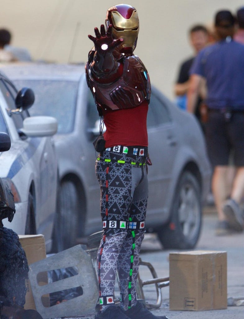 Iron man chỉ mặc một nửa bộ trang phục để "chiến đấu".