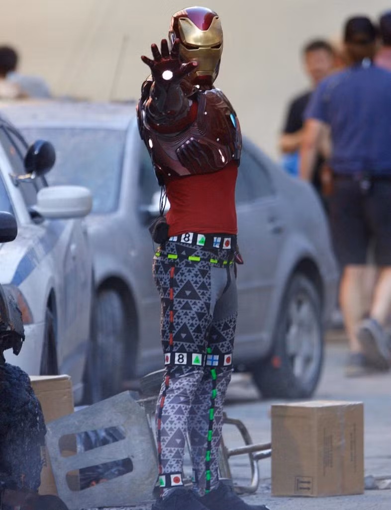 Iron man chỉ mặc một nửa bộ trang phục để "chiến đấu".