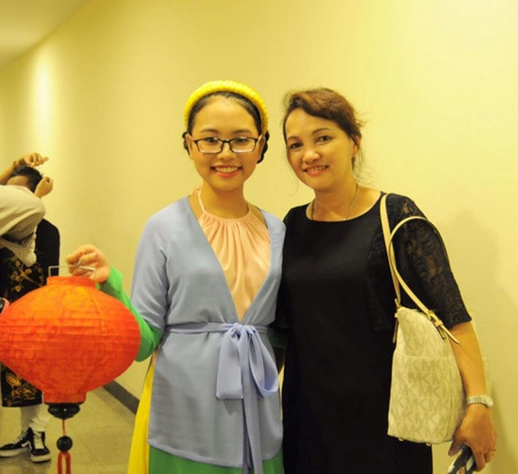 Phương Mỹ Chi bên mẹ.