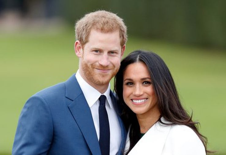 Markle cười hạnh phúc bên hoàng tử Harry. Ảnh: Via cosmopolitan.com