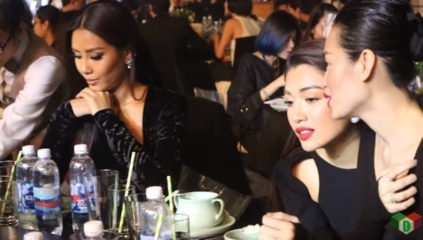 Mặc cho hai người đẹp ngồi chung bàn tiệc là Á hậu Nguyễn Thị Loan và Lệ Hằng đang trò chuyện và tạo dáng yêu kiều, bà xã Trấn Thành vẫn cực kỳ tập trung vào chuyên môn “ăn uống” của mình.