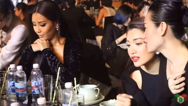 Mặc cho hai người đẹp ngồi chung bàn tiệc là Á hậu Nguyễn Thị Loan và Lệ Hằng đang trò chuyện và tạo dáng yêu kiều, bà xã Trấn Thành vẫn cực kỳ tập trung vào chuyên môn “ăn uống” của mình.