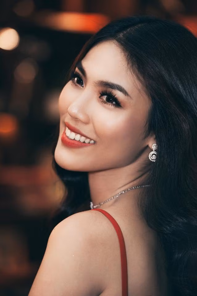 Bà xã đại gia Việt kiều sở hữu gương mặt góc cạnh với vẻ đẹp sắc lạnh, cá tính.