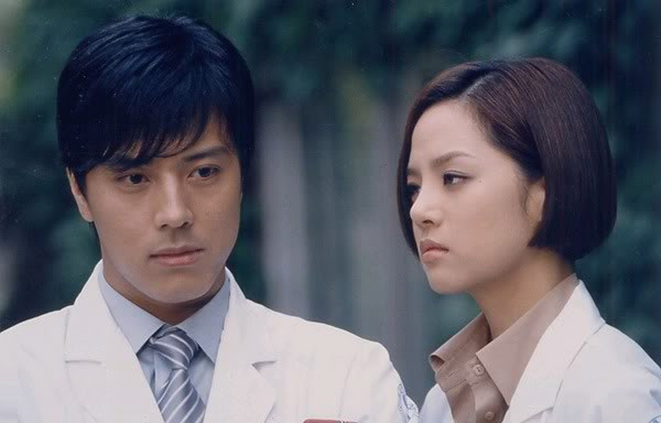 Gương mặt nam tính nhưng không kém phần lạnh lùng kể cả ngoài đời lẫn trên màn ảnh của Han Jae Suk "đốn tim" fan nữ. Anh còn được fan ưu ái đặt cho biệt danh “chàng trai cá tính nhất màn bạc Hàn Quốc”.