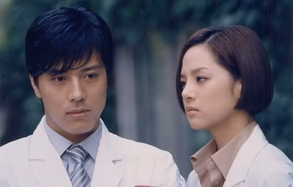 Gương mặt nam tính nhưng không kém phần lạnh lùng kể cả ngoài đời lẫn trên màn ảnh của Han Jae Suk "đốn tim" fan nữ. Anh còn được fan ưu ái đặt cho biệt danh “chàng trai cá tính nhất màn bạc Hàn Quốc”.