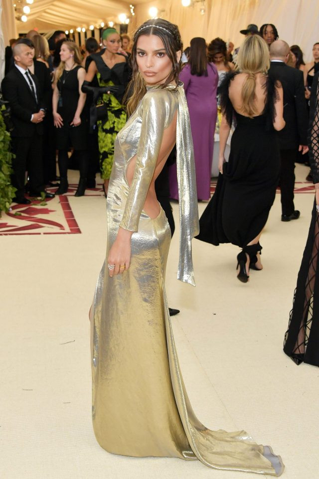 Kate Upton chọn tông màu ánh kim hút mắt không kém Kim Kardashian. Nguồn: The Sun.