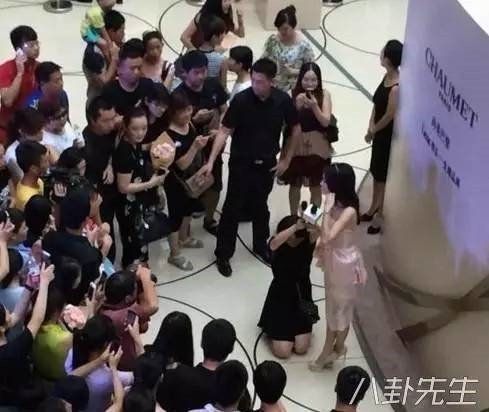 Phú Sát hoàng hậu Tần Lam của Diên Hi công lược cũng bị chỉ trích mắc bệnh ngôi sao khi bắt trợ lý quỳ và cầm mic giúp mình trả lời phỏng vấn.