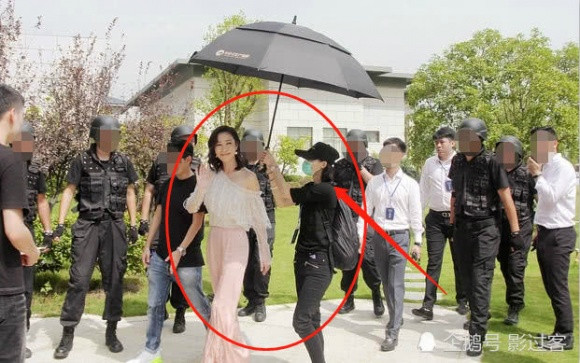 Nhiều ý kiến cho rằng Xa Thi Mạn chảnh chọe, mắc bệnh ngôi sao. Tuy vậy, cũng có nhiều fan bày tỏ, sự nổi tiếng của Xa Thi Mạn khiến cô xứng đáng được phục vụ như thế.