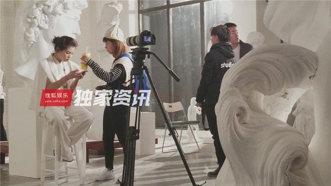 Sau khi những bức hình được trang Nam Đô đăng tải, nữ diễn viên Lưu Đào cũng từng gây tranh cãi khi để nữ trợ lý phục vụ từ "A-Z" trong buổi chụp hình quảng cáo.