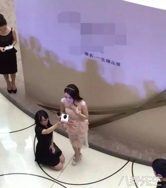 Hình ảnh này của cô bị cho là vô cùng phản cảm.