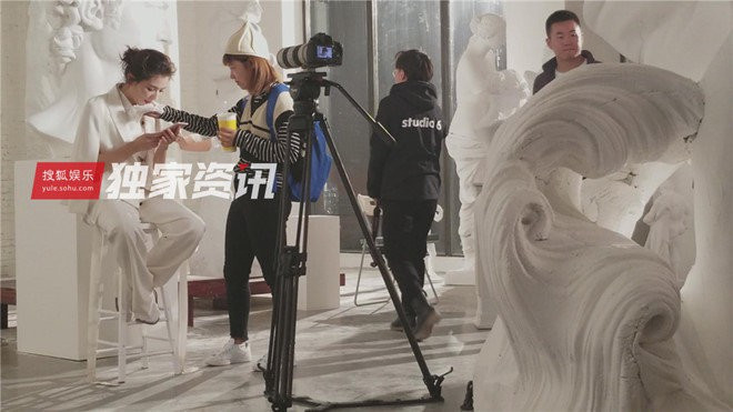 Trong khi trợ lý của Lưu Đào phải bê cốc nước giúp cô uống từng ngụm, lau miệng rồi đưa nước súc miệng... thì nữ diễn viên chỉ mải cắm mặt vào điện thoại.