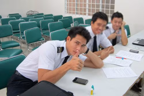 Thành công trong sự nghiệp làm người mẫu nhưng siêu mẫu sinh năm 1983 dính phải không ít những "ồn ào" liên quan đến tình ái hay những bộ ảnh thiếu vải. Bẵng đi một thời gian, Tiến Đoàn khiến nhiều người bất ngờ khi bỏ hào quang showbiz đi học ngành phi công tại Mỹ.