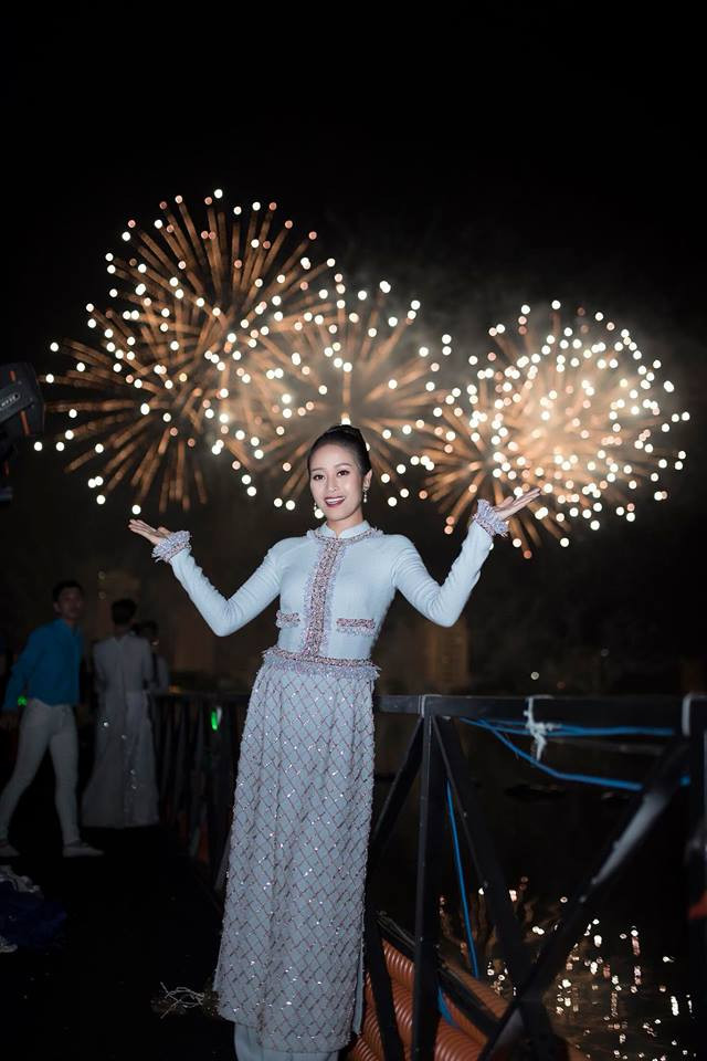 MC Phí Linh xuất hiện nữ tính trong đêm Lễ hội pháo hoa quốc tế Đà Nẵng. Đây cũng là năm thứ 2 liên tiếp cô được mời dẫn chương trình này.