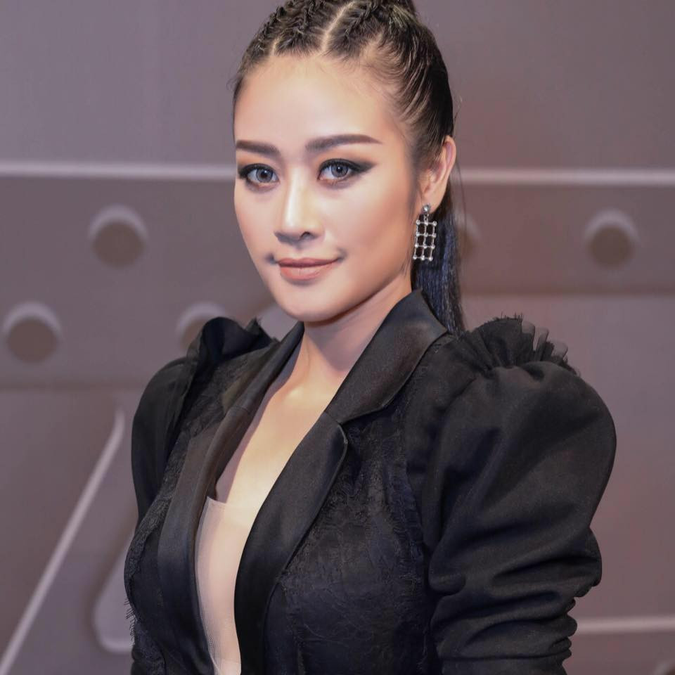 Phí Linh được mệnh danh là một trong bốn MC có nhan sắc xinh đẹp nhất VTV khi sở hữu vẻ đẹp hiện đại, cá tính, đầy thu hút.