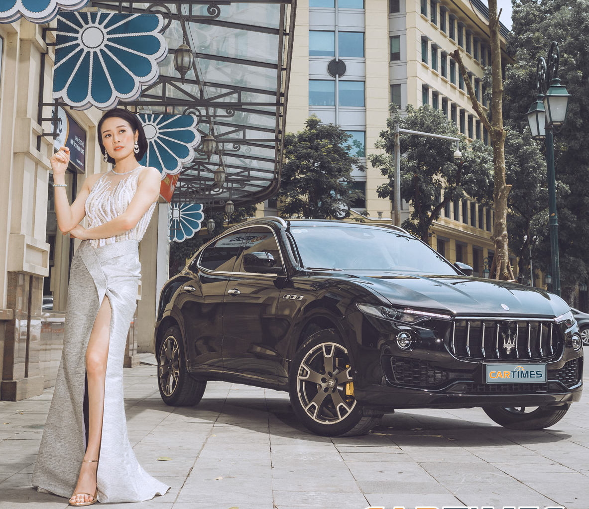 Ngoài vai trò MC, Phí Linh còn thường được mời làm mẫu cho nhiều thương hiệu nổi tiếng.