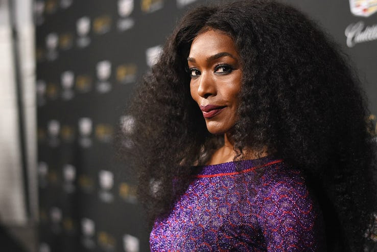 Nữ diễn viên Angela Bassett và chồng bà - Courtney B. Vance, cũng phải vật lộn để được làm cha mẹ khi nhờ người mang thai hộ. Họ đã có một cặp song sinh đặt tên là Bronwyn Gold và Slater Josiah.