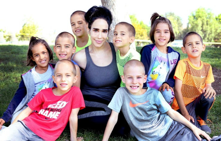 Nadya Suleman được biết đến với cái tên "Octomom", do cô đã sinh 14 đứa trẻ.
